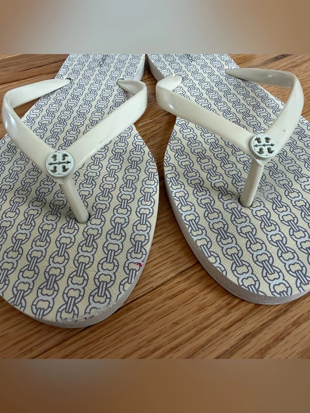Tory Burch Logo Flip Flop Sandals Ivory Gray Chain Print Size 9